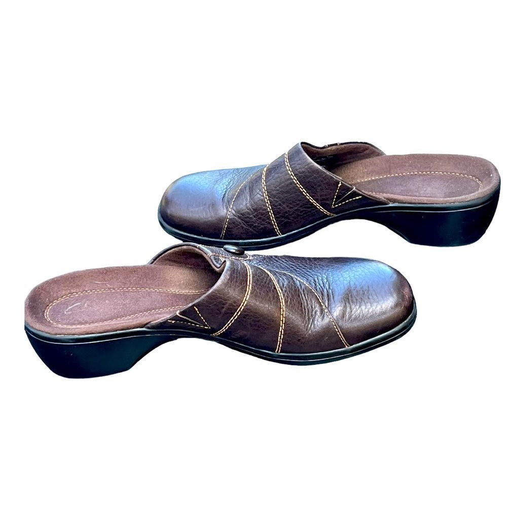 Clarks Women’s Brown Clog Sandals Leather Upper Side Buttons Shoes sz 9M